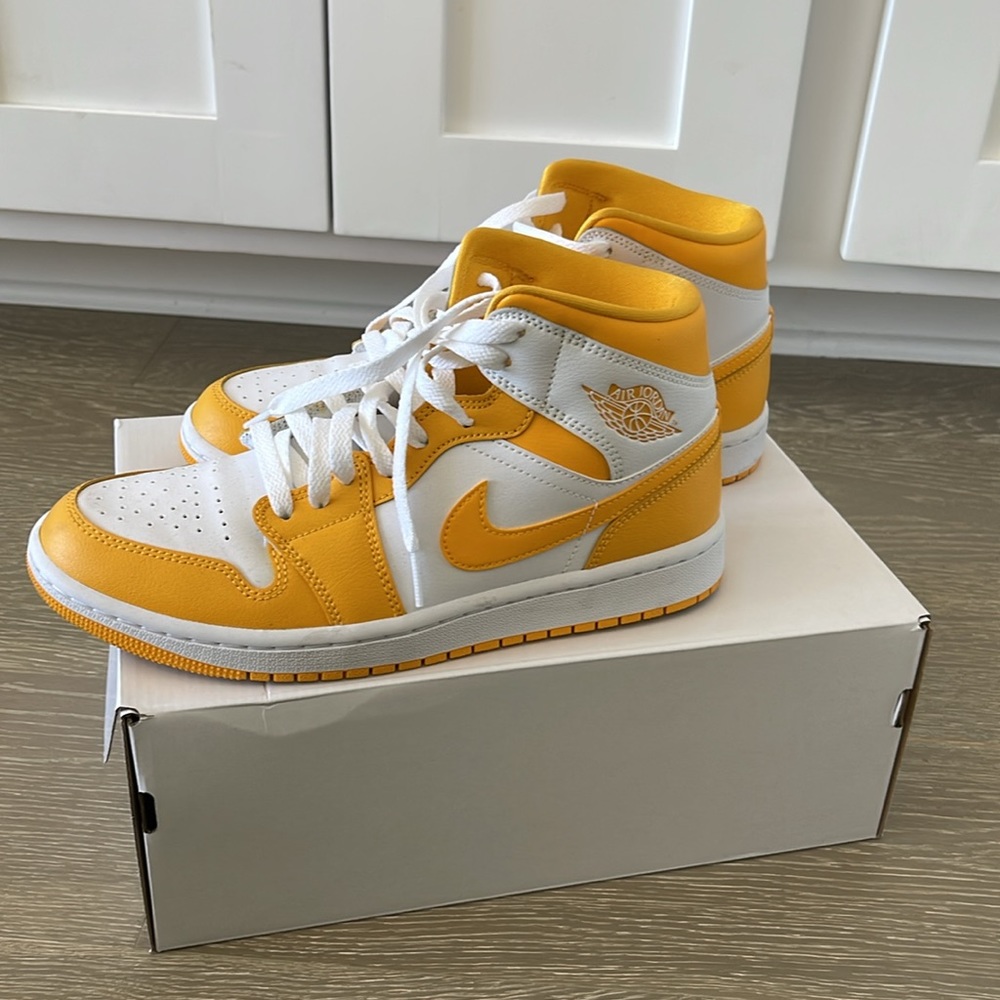 Excellent Condition Women’s AIR JORDAN 1 MID SE .Sz9 WHITE/UNIVERSITY GOLD/WHITE